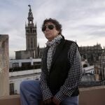 El periodista en una sesión de fotos en los tejados de Sevilla
