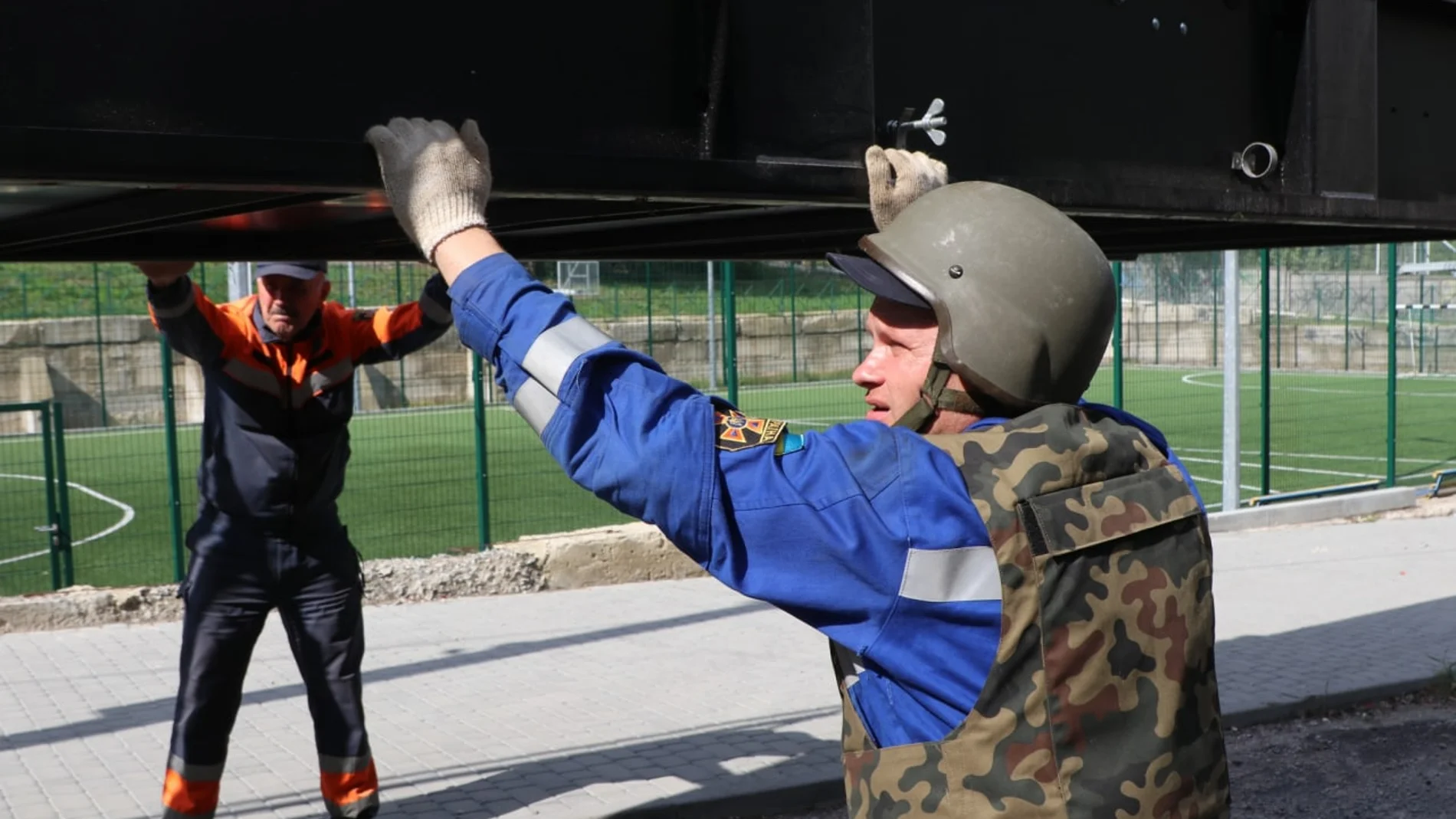 Empleados del servicio de emergencia ucraniano reparan daños de los ataque rusos en Jarkiv