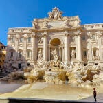 La Fontana di Trevi fue este lunes vaciada para proceder a la limpieza de su delicada piedra, manchada por la contaminación y la oxidación de las numerosas monedas lanzadas cada día