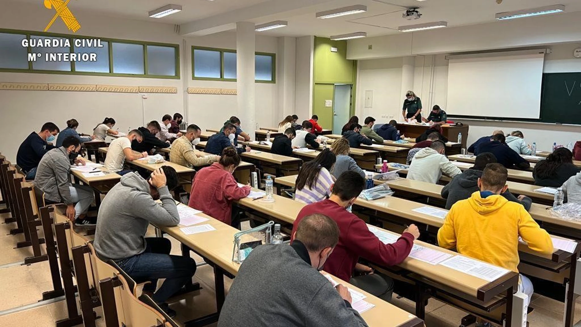 Aspirantes examinándose para entrar en la Guardia Civil
