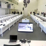 Vista de la sala de vistas dispuesta en la Ciudad de la Cultura para acoger el juicio por el accidente del Alvia y por la que desfilarán durante durante nueve meses más de un centenar de abogados y en cuya sala de prensa hay 53 butacas y existe otro espacio reservado para el público, con capacidad para cien personas.