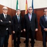 El presidente de la Fundación Bancaria Unicaja, José M. Domínguez, y el consejero andaluz de Turismo, Cultura y Deporte, Arturo Bernal, en la sede de la consejería en Sevilla junto a otros representantes institucionales