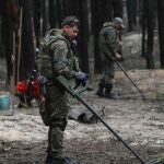 Soldados ucranianos buscan minas terrestres en las afueras de Izium