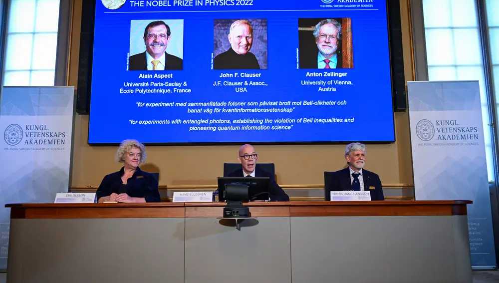 Hans Ellegren (C), secretario general de la Real Academia Sueca de Ciencias, con Eva Olsson (L) y Thors Hans Hansson (R), miembros del Comité del Nobel de Física, anuncia los ganadores del Premio Nobel de Física 2022 durante una conferencia de prensa en la Real Academia Sueca de Ciencias en Estocolmo, Suecia