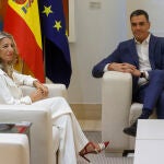 El presidente del Gobierno, Pedro Sánchez, durante la reunión que ha mantenido con la vicepresidenta segunda y ministra de Trabajo y Economía Social, Yolanda Díaz, este martes en Moncloa