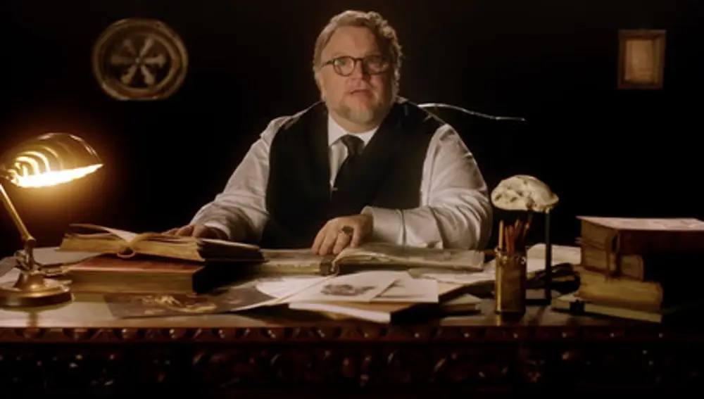 Guillermo del toro en una imagen de la serie