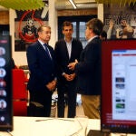 El consejero de la Presidencia, Interior, Diálogo Social y Simplificación Administrativa de la Junta de Andalucía, Antonio Sanz, (i) atiende a los asistentes durante su visita al Centro I+D de Vodafone