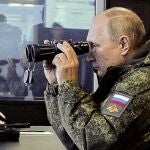 El presidente ruso, Vladimir Putin, observa el ejercicio militar Vostok 2022 en el extremo este de Rusia, a las afueras de Vladivostok