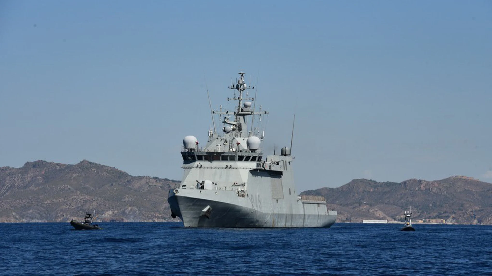 BAM Audaz de la Armada con dos USV en el ejercicio Dynamic Messenger de la OTAN.