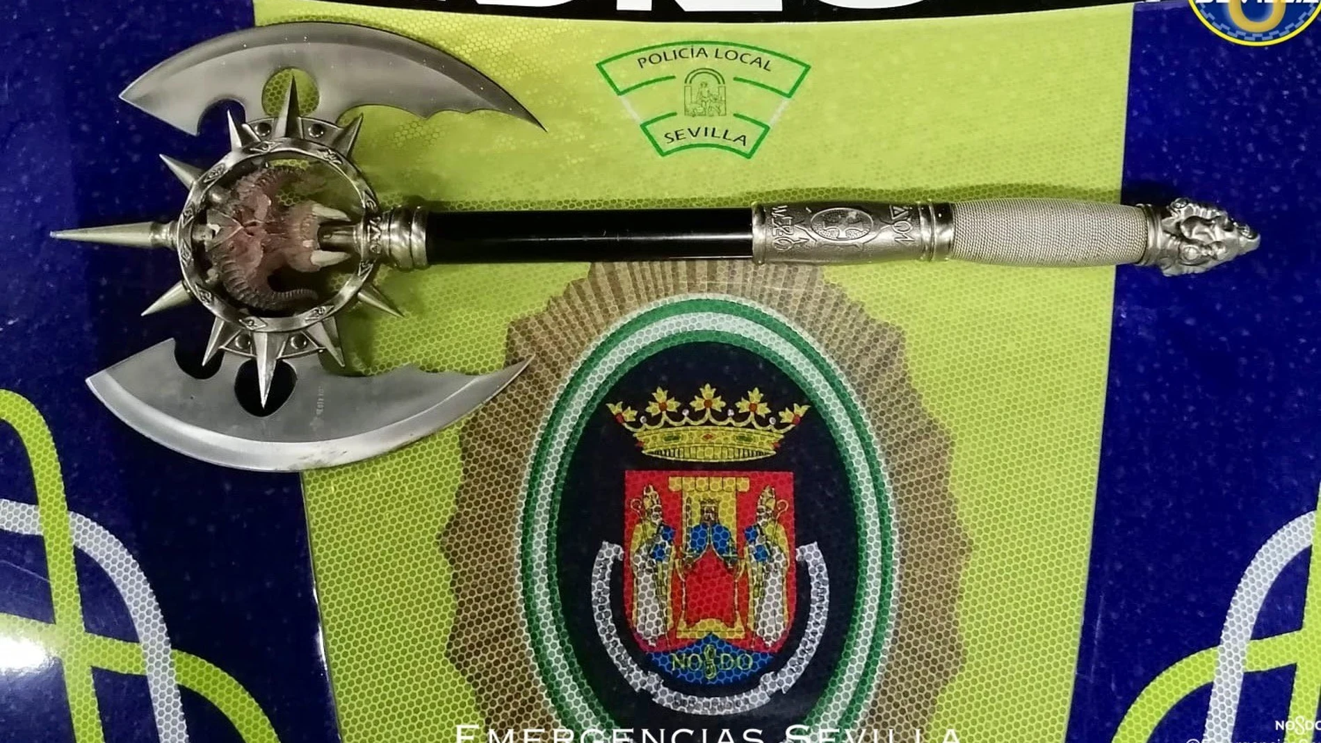 Hacha intervenida en Cerro Amate. EMERGENCIAS SEVILLA