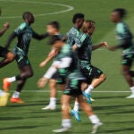 Los jugadores Del Real Madrid Luka Modric (D) y Eder Militao durante el entrenamiento previo al partido de Liga de Campeones en la ciudad deportiva Real Madrid en Madrid, 4 de Octubre 2022. EFE/Sergio Pérez