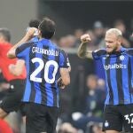 Los jugadores del Inter celebran la victoria contra el Barcelona cuando el colegiado Slavko Vincic pita el final del partido de la Champions