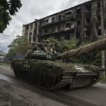 Columna de tanques ucranianos en Izium, una localidad al sureste de Járkiv