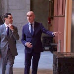 El presidente de la Junta de Andalucía, Juanma Moreno, (i) junto al alcalde de Sevilla, Antonio Muñoz, (d) durante la visita institucional al Ayuntamiento. Joaquín Corchero / Europa Press