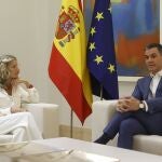 MADRID, 04/10/2022.- El presidente del Gobierno, Pedro Sánchez (d), durante la reunión que ha mantenido con la vicepresidenta segunda y ministra de Trabajo y Economía Social, Yolanda Díaz, este martes en Moncloa. EFE/Juan Carlos Hidalgo