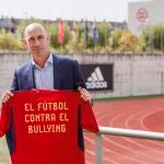El presidente de la RFEF, Luis Rubiales, posa con la camiseta de la selección española contra el bullying.PABLO GARCÍA/RFEF04/10/2022