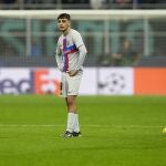 Pedri y Ansu Fati se lamentan durante el partido ante el Inter