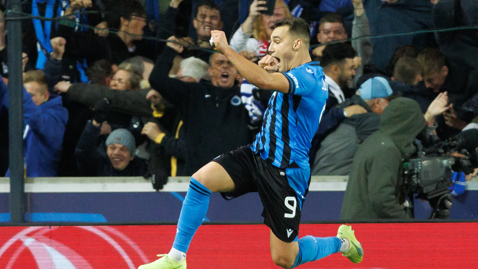 Jutglà celebra el segundo gol del Brujas