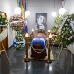 Imagen de la capilla ardiente de Jesús Quintero en el centro sociocultural que lleva su nombre en San Juan del Puerto (Huelva).A.PÉREZ/ EUROPA PRESS