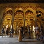 Un grupo de turistas recorriendo el interior la Mezquita-Catedral de Córdoba