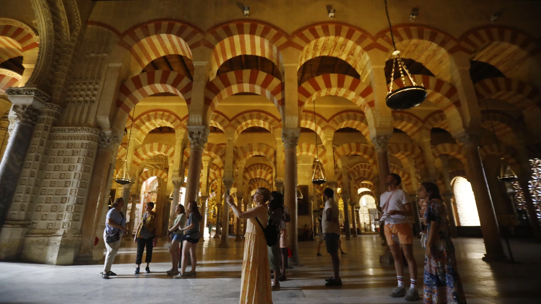 Un grupo de turistas recorriendo el interior la Mezquita-Catedral de Córdoba