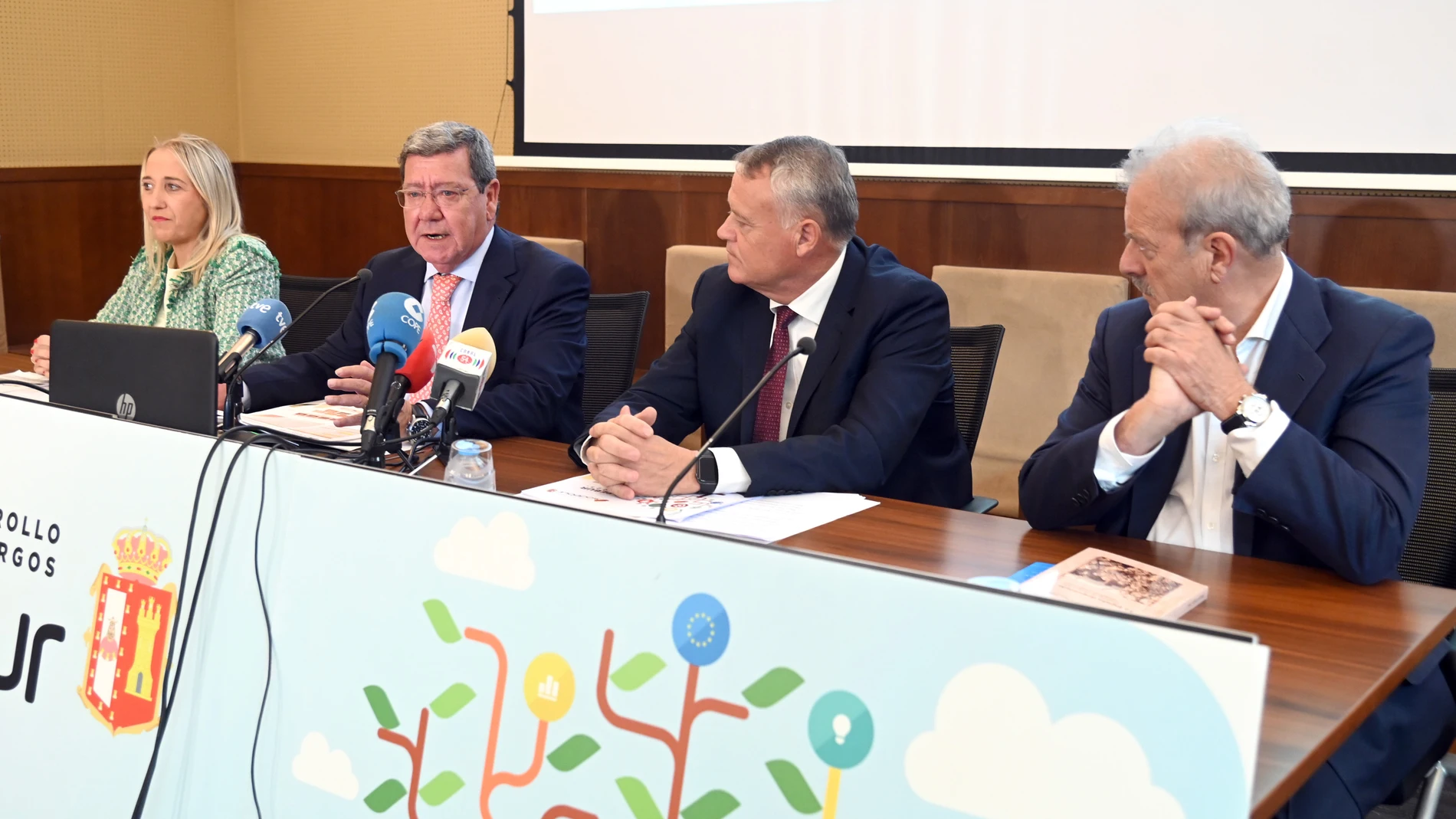 Presentación del Plan Estratégico Burgos Rural por parte del presidente de la Diputación, César Rico; del de Sodebur, Lorenzo Rodríguez; así como del periodista, doctor en Sociología y miembro de la red de periodistas rurales, Manuel Campo Vidal