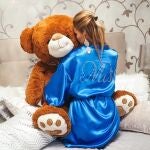 Mujer abrazando a su osito de peluche