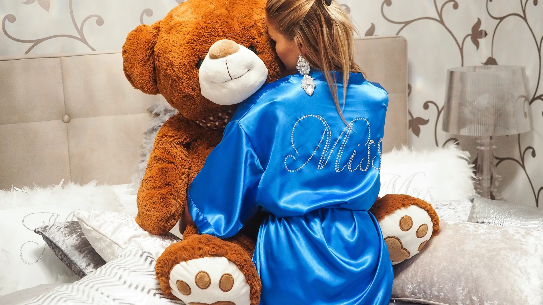 Mujer abrazando a su osito de peluche