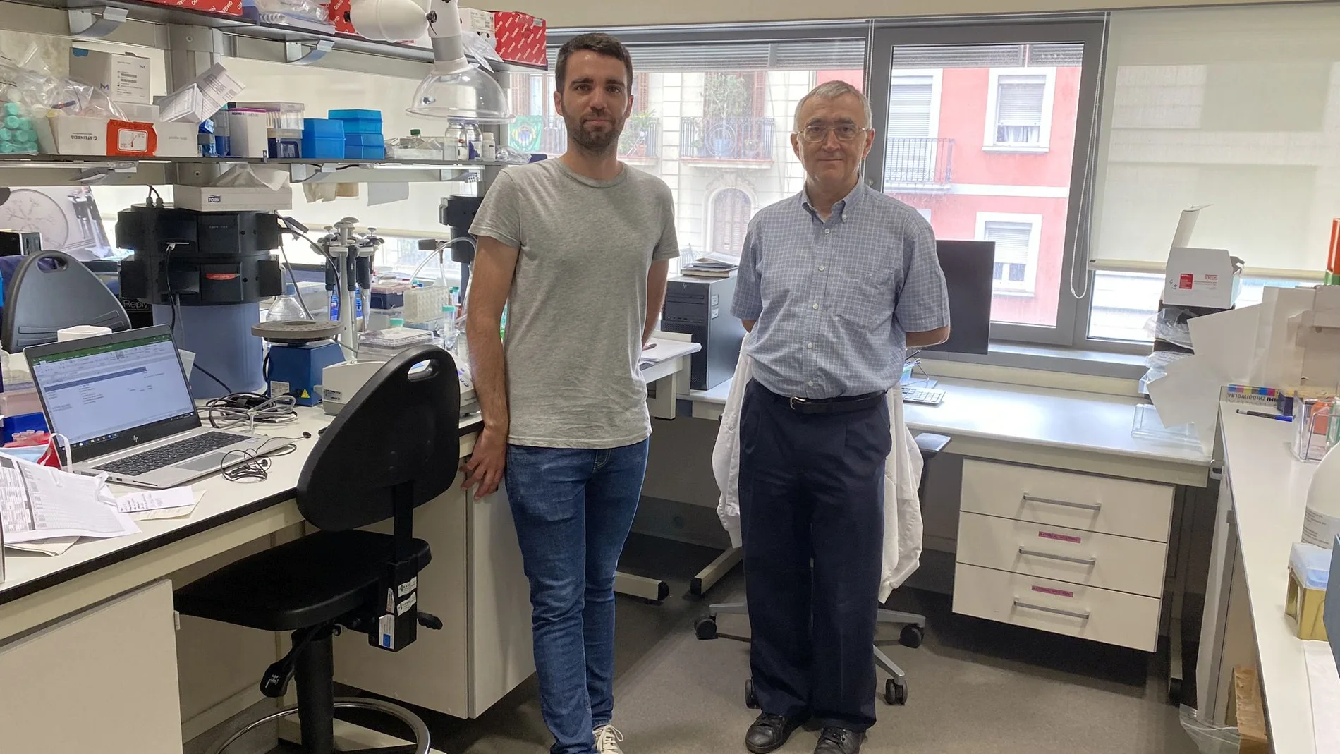 De izquierda a derecha, Ferran Nadeu y Elías Campo, investigadores principales del estudio