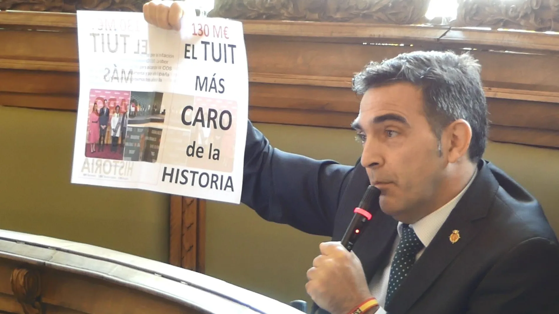 El portavoz del Grupo Municipal VOX en el Ayuntamiento de Valladolid, Javier García Bartolomé, durante su intervención en el pleno