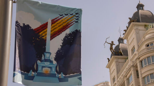 Un cartel anuncia el desfile de hoy en Madrid
