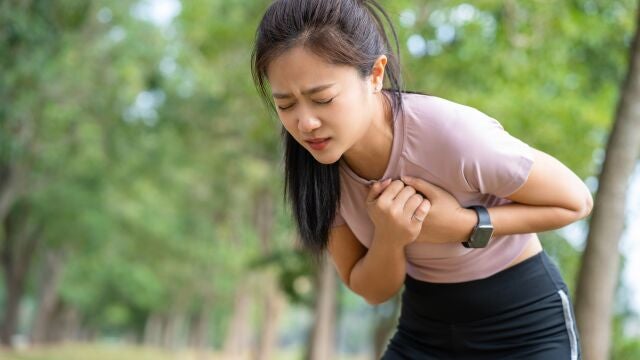 Mujer con síntomas de infarto durante el ejercicio