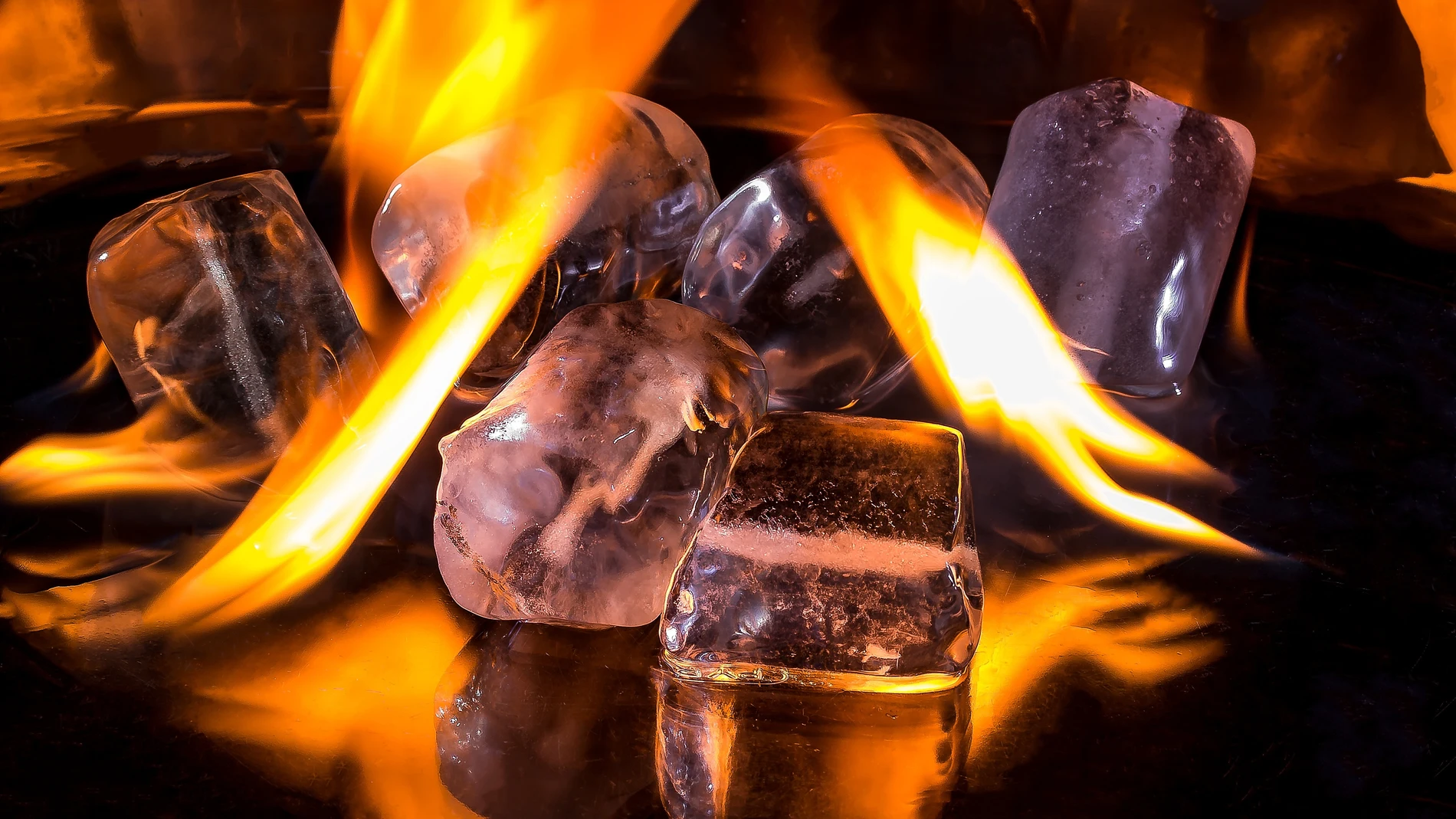 Cubos de hielo entre llamas