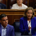El presidente del Gobierno, Pedro Sánchez (i) junto a la ministra de Economía, Nadia Calviño (d) durante el pleno celebrado este miércoles en el Congreso de los Diputados