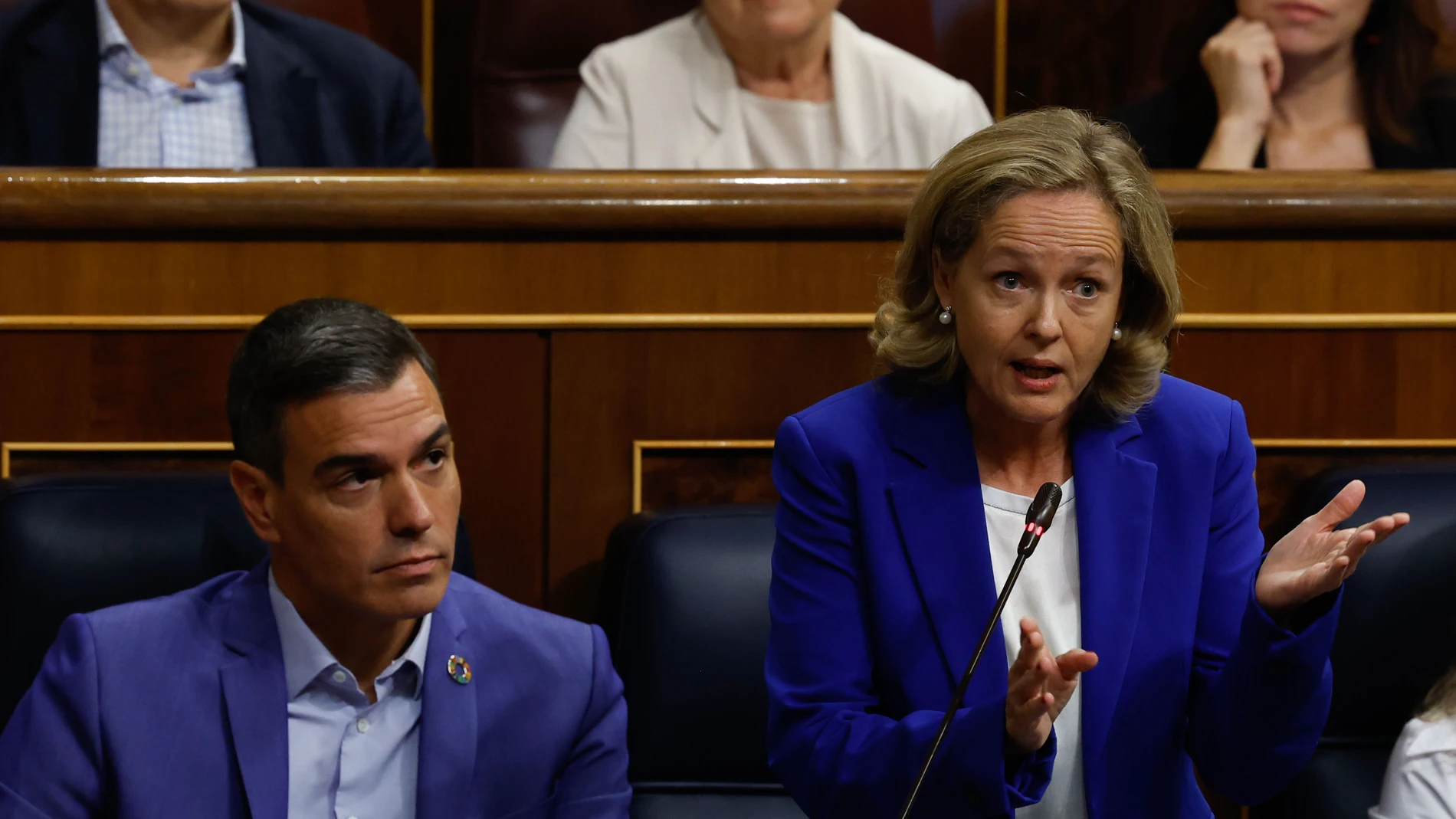 El presidente del Gobierno, Pedro Sánchez (i) junto a la ministra de Economía, Nadia Calviño (d) durante el pleno celebrado este miércoles en el Congreso de los Diputados