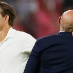 Lopetegui y Monchi se despiden sobre el césped del Pizjuán