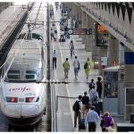 Un tren AVE estacionado en Santa Justa