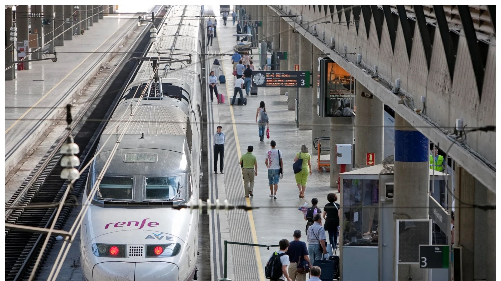 Un tren AVE estacionado en Santa Justa