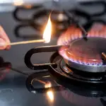 Una persona enciende un fuego de cocina de gas