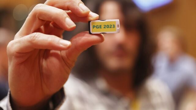 Detalle de una memoria externa (pendrive) que incluye el Proyecto de Ley de los Presupuestos Generales del Estado aprobados por el Gobierno para 2023