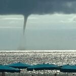 Imagen de una de las espectaculares trombas marinas en la costa de Benidorm
