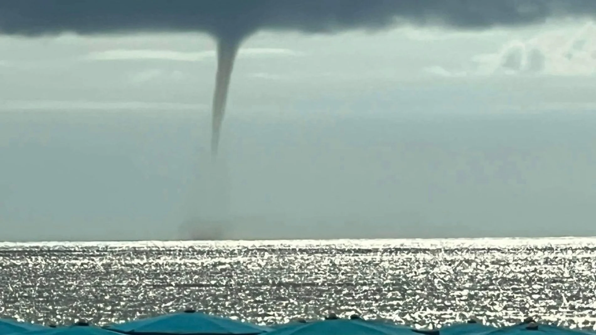 Imagen de una de las espectaculares trombas marinas en la costa de Benidorm
