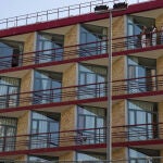 Varias alumnas en un balcón del Colegio Mayor Santa Mónica, a 6 de octubre de 2022, en Madrid (España)