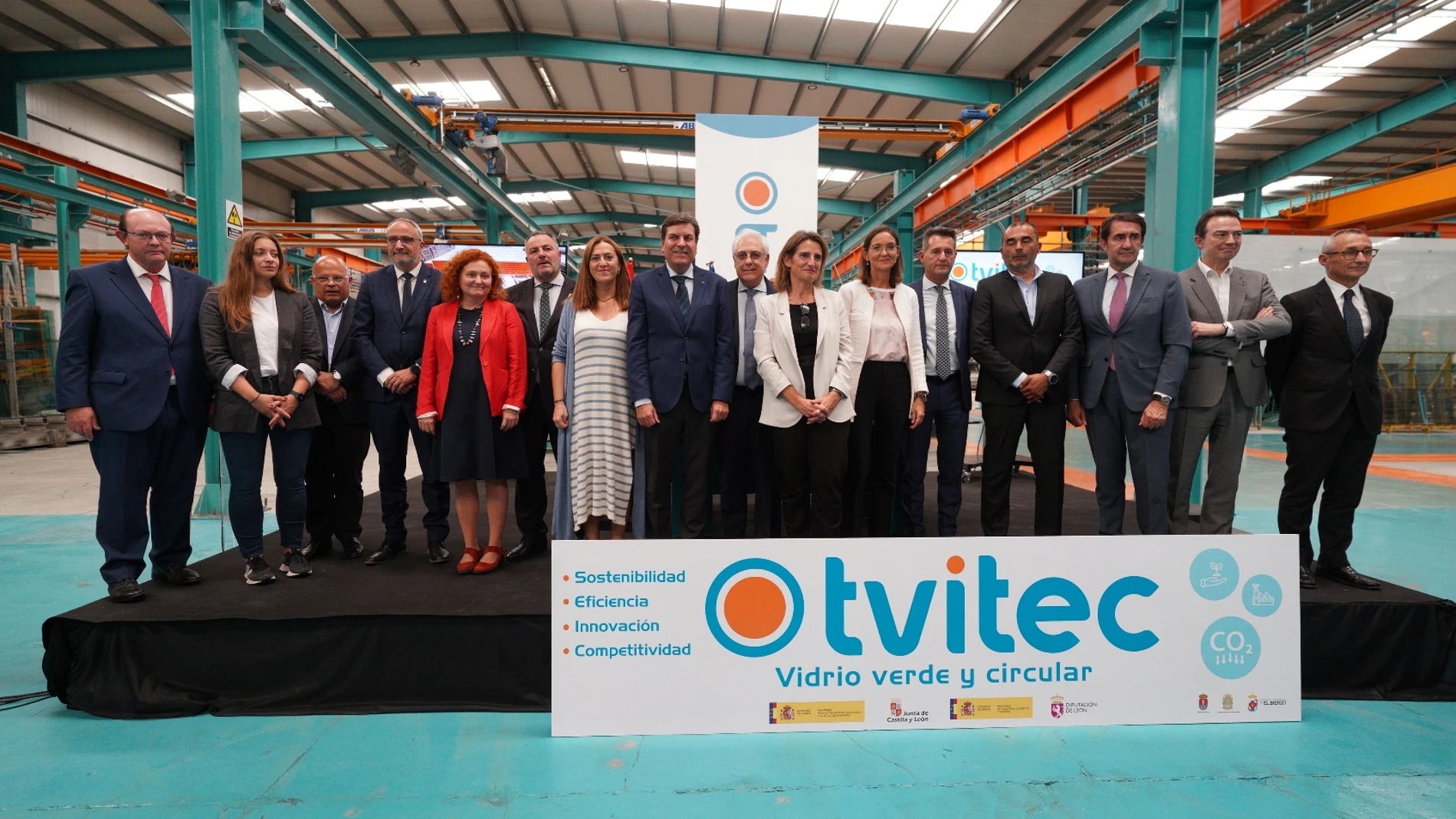 Autoridades en la firma del proyecto para Tvitec en El Bierzo