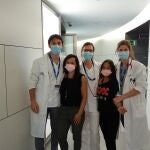 Aina y su madre junto a los doctores Jesús Quintero y Marina Muñoz y la enfermera de hospitalización de trasplante pediátrico, Jessica Fernández