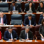 La presidenta de la Comunidad de Madrid, Isabel Díaz Ayuso (d), interviene en el pleno celebrado en la Asamblea de Madrid, este jueves