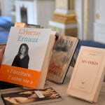 Una mesa con ediciones de la obra de Annie Ernaux en varias lenguas