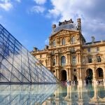 El Museo del Louvre es una de las citas que no debe faltar en la visita a la capital francesa