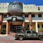 Integrantes del Ejército Mexicano resguardan la zona donde se perpetró un ataque armando hoy, al Palacio Municipal de San Miguel Totolapan, Guerrero (México). Un grupo armado asesinó este miércoles al alcalde de San Miguel Totolapan, Conrado Mendoza Almeda, municipio ubicado en la región de Tierra Caliente en el estado Guerrero, sur de México, en un ataque en el que se habla de al menos 10 personas asesinadas.