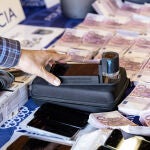 Billetes falsos de 500€ en una rueda de prensa de la Policía Nacional y los Mossos d’Esquadra tras desmantelar un laboratorio de producción de billetes falsos de 500 euros